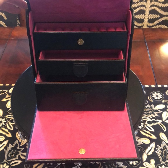 Black Leather Jewelry case. - Picture 4 of 7